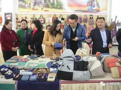 北京服装学院到石林考察民族刺绣产业发展